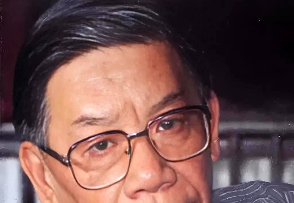 当年英达告诉父亲英若诚自己要和宋丹丹离婚的时候，被很有涵养的英若诚一顿痛骂，遭到