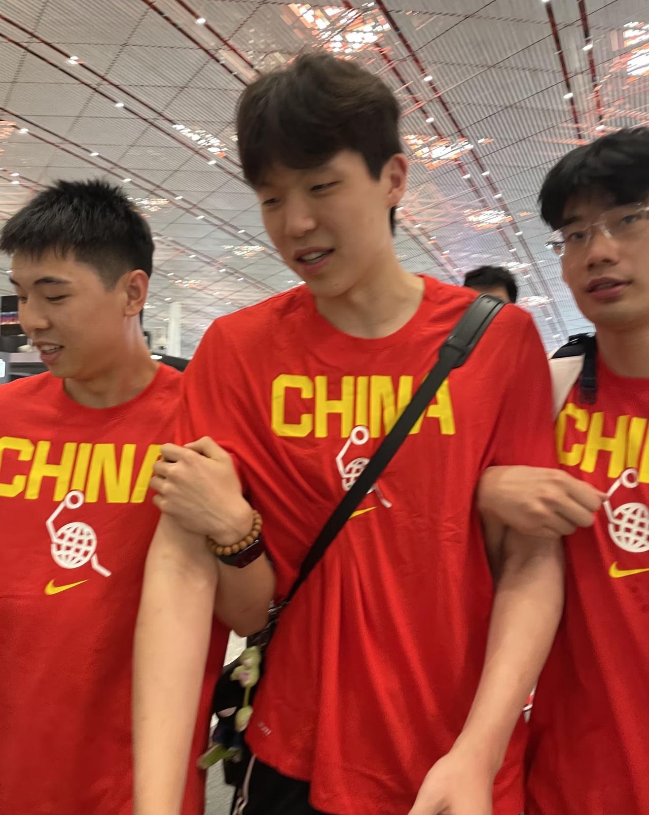 崔永熙这小子能处主动为杨瀚森做起了保镖，怕机场人多碰到小杨，崔永熙和福建队的杨曦