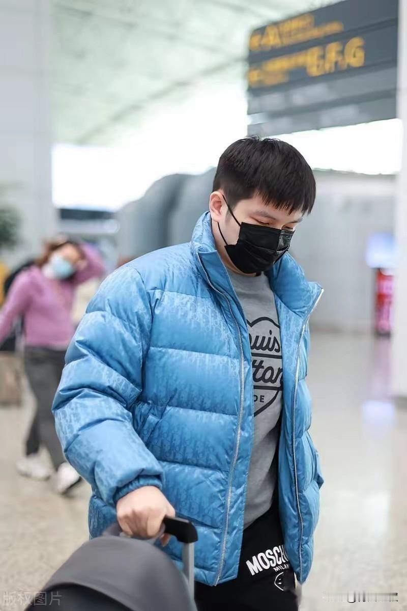 东哥回国了！据说来上海参加活动，顺便回家待两天！有望和竹马周启豪聚一聚，庆祝