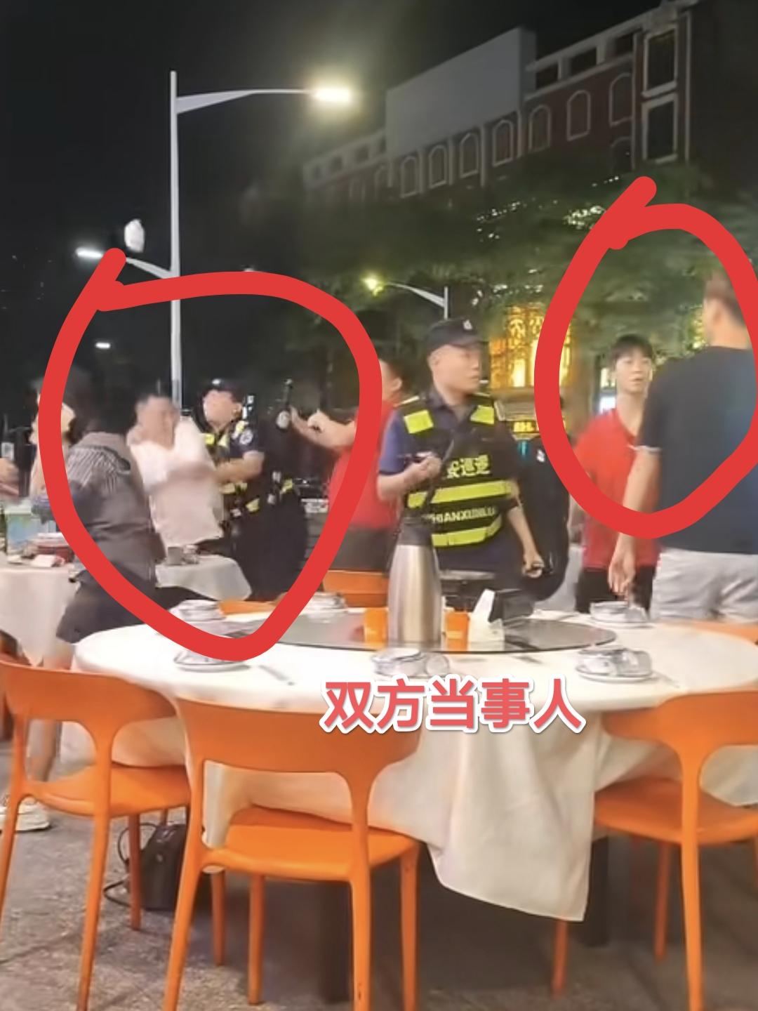 今晚十点半出来吃夜宵，深圳的夜生活真不是盖的，街上人来人往，烟火气拉满。挑了家店
