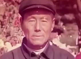 1950年，一名人高马大的土耳其士兵，见志愿军战士董明德筋疲力尽，便想趁机弄死董