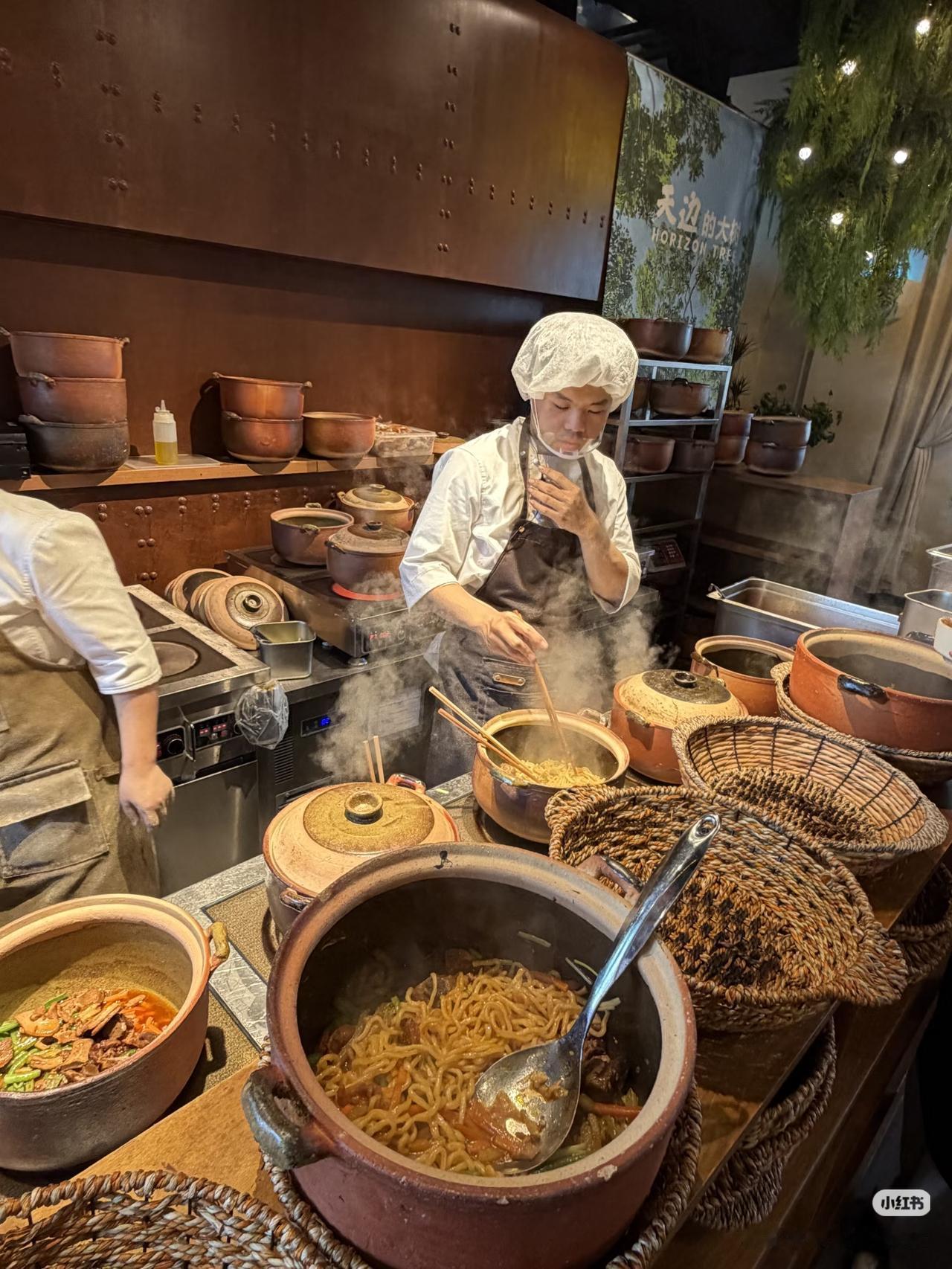 贾国龙败就败在，太冒进了。去年开的上海最大焖面店，开业5个月也关了。这家店