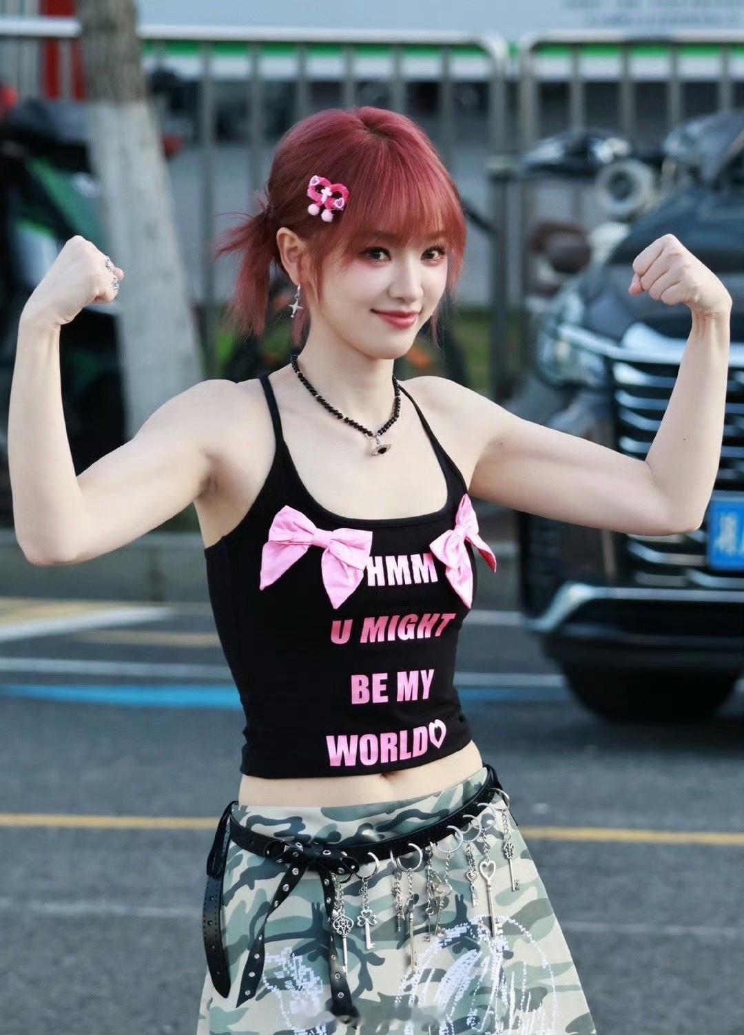 黄灿灿像小学生装大人黄灿灿满30减20黄灿灿这状态也太绝了，明明满30，气质直接