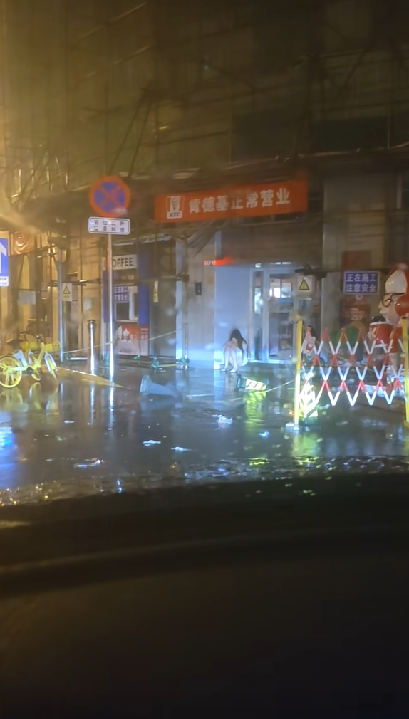 下雨了，要不要送她回家