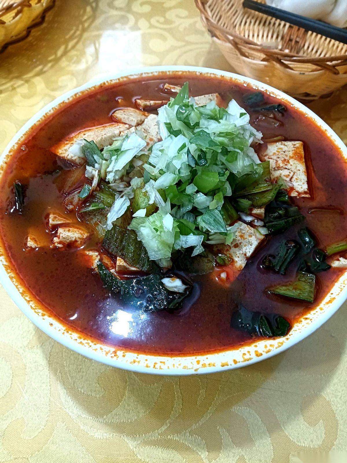 刚在富县，吃了碗“罐罐饺子”。我以为是饺子，结果好家伙，端上来个小砂锅，里面饺