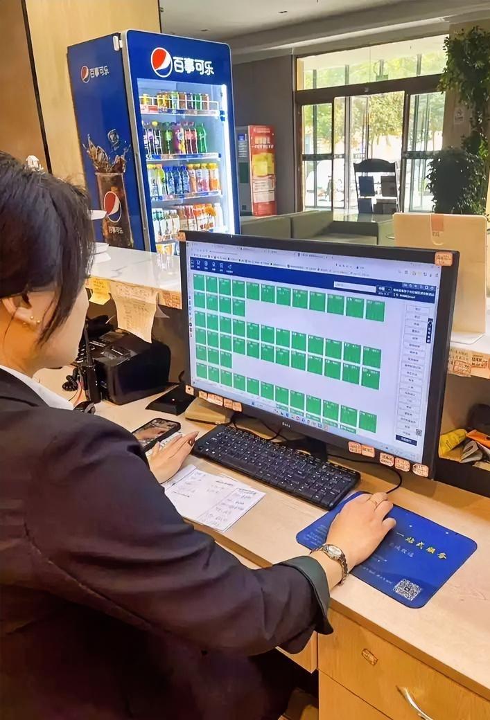 干前台时间长了，发现一个特别奇怪的现象！要么先来一个男人登记好房，没过一