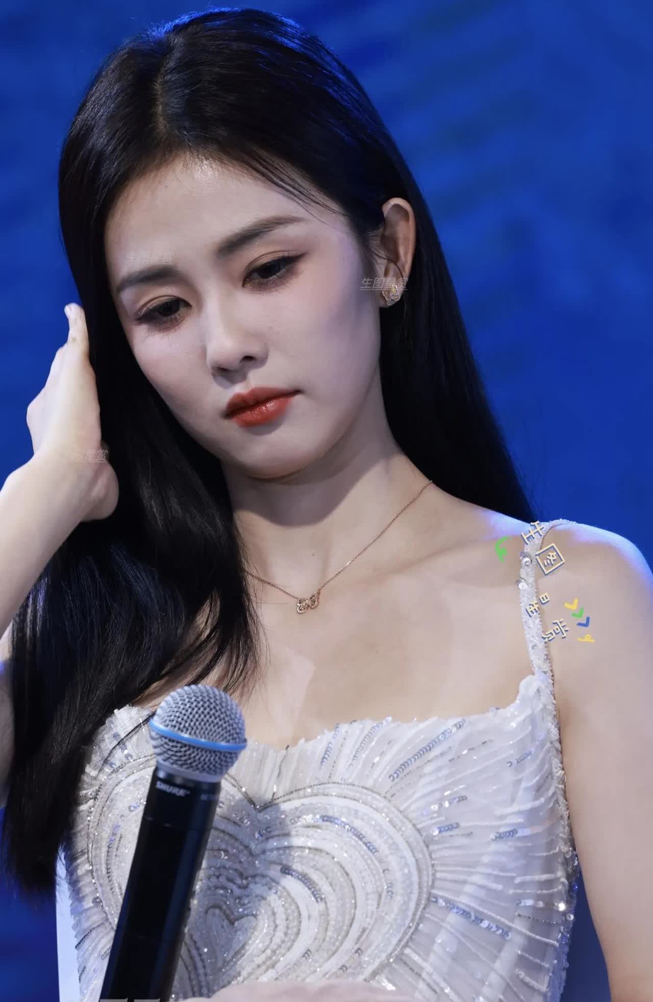 香香软软的白梦妍来了，好白好标致的人儿呀，白鹿奔跑吧发布会抖落2p，清透白梦妍！
