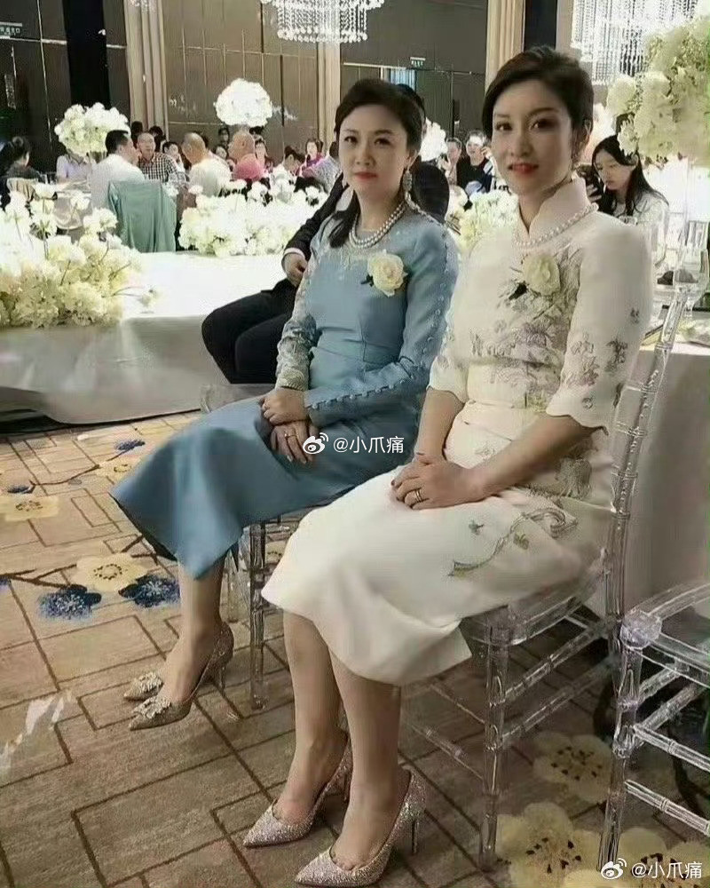 婚礼上的两家亲家母，一个比一个好看