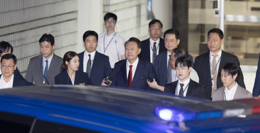 当初“追杀”李在明时，尹锡悦是否想过自己也会有这一天？韩国总统悲剧名单再添新成