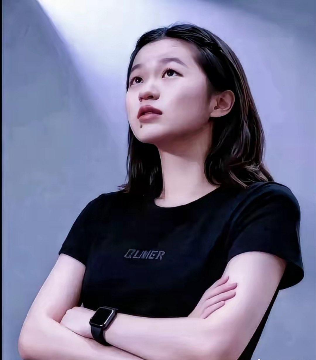 瘦了7公斤头发留长了院子里随手跳个舞，全红婵反倒让很多人看明白一件事：这个小