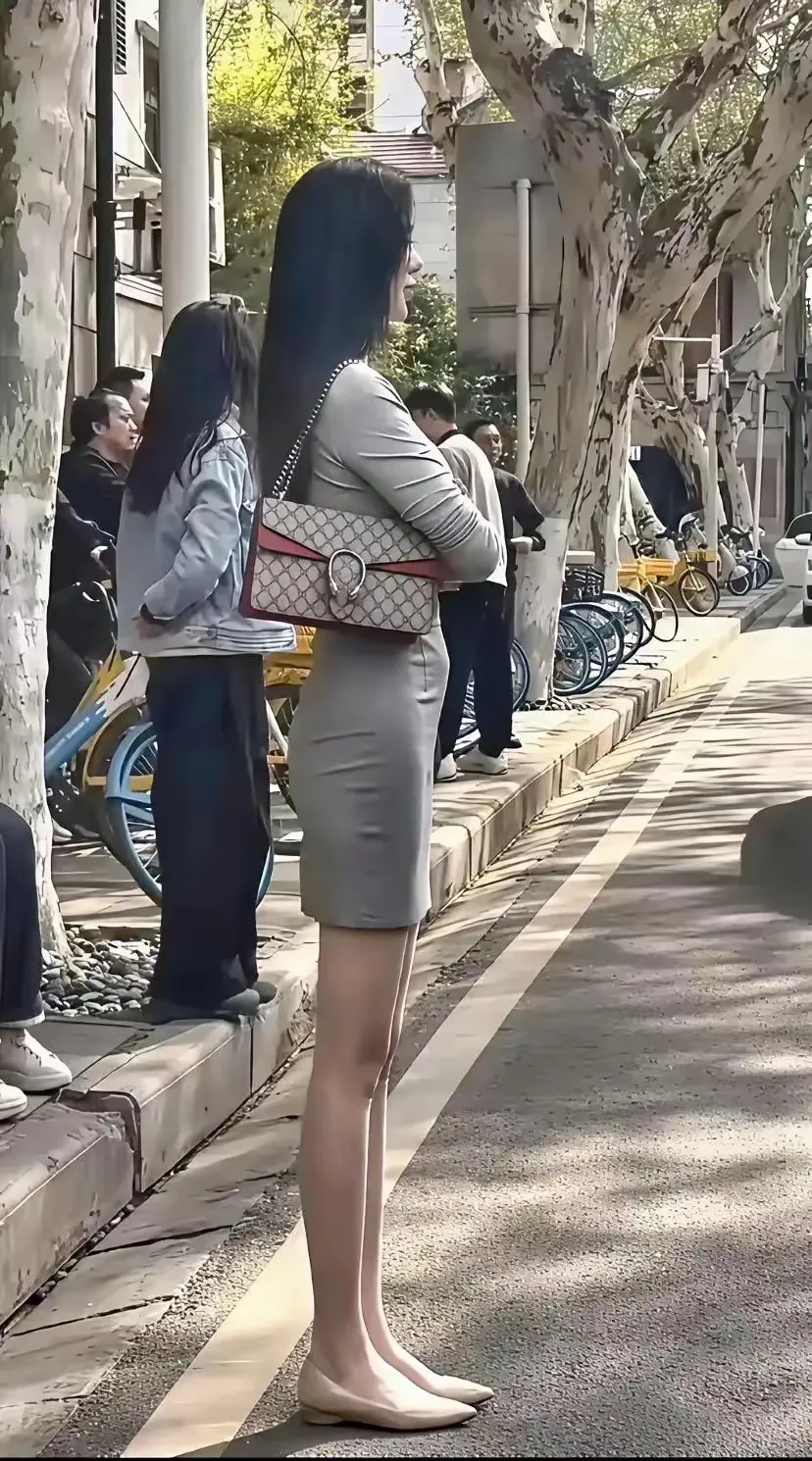 身材这么好的美女也有小肚子吗不过为啥是尖尖的有谁知道吗？