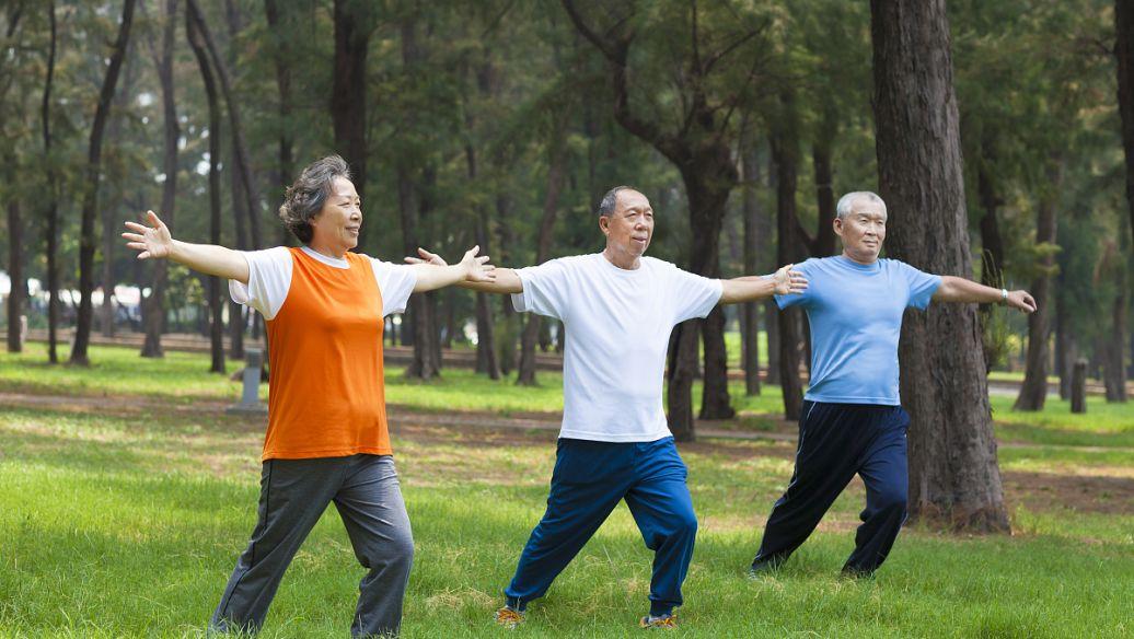 晨练越早越健康？医生紧急叫停：秋季降温后6点前锻炼，心梗风险激增5倍 凌晨五