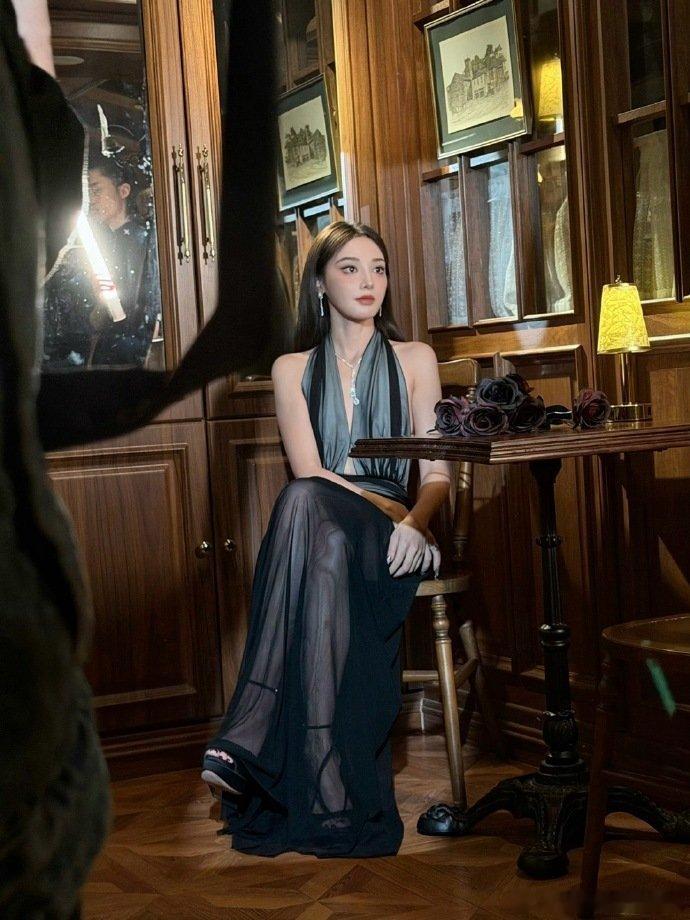 彭小苒把深V缝起来了彭小苒这波操作真的太可爱了，好好的深V直接被她缝起来，瞬间