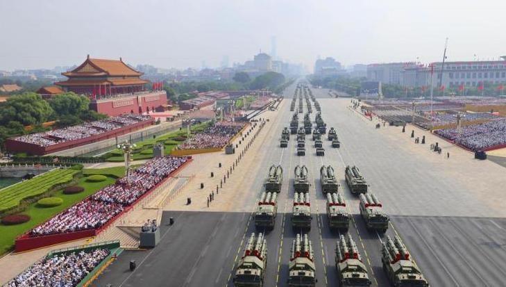 新加坡联合早报今日发文写道：“全世界瞩目下，中国历来规模最大的阅兵式星期三（9月