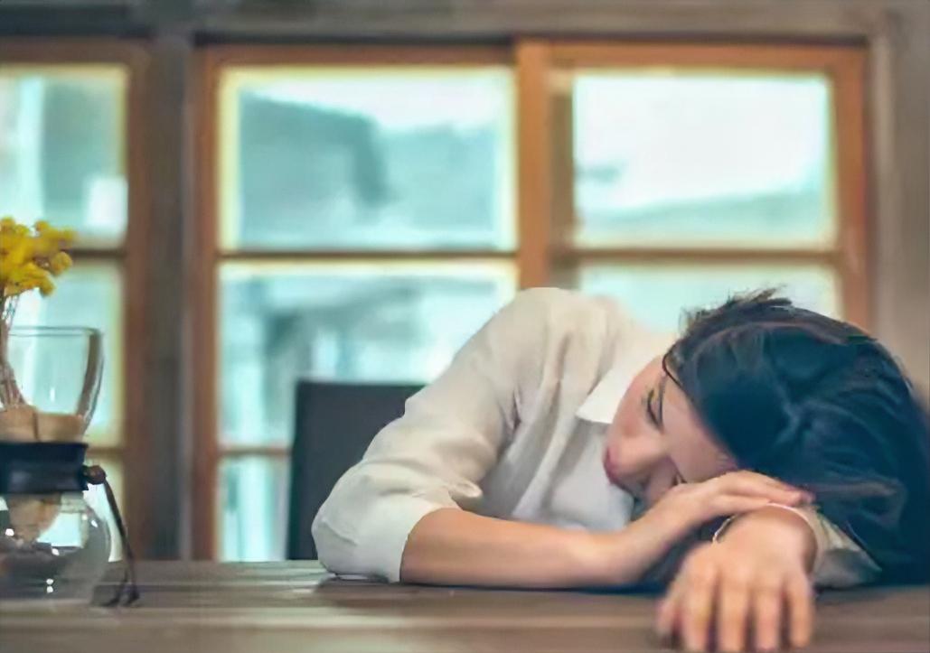 妈妈养女儿和爸爸养女儿有什么不同？一个从小缺妈妈爱的女孩，会活得太硬、太要强