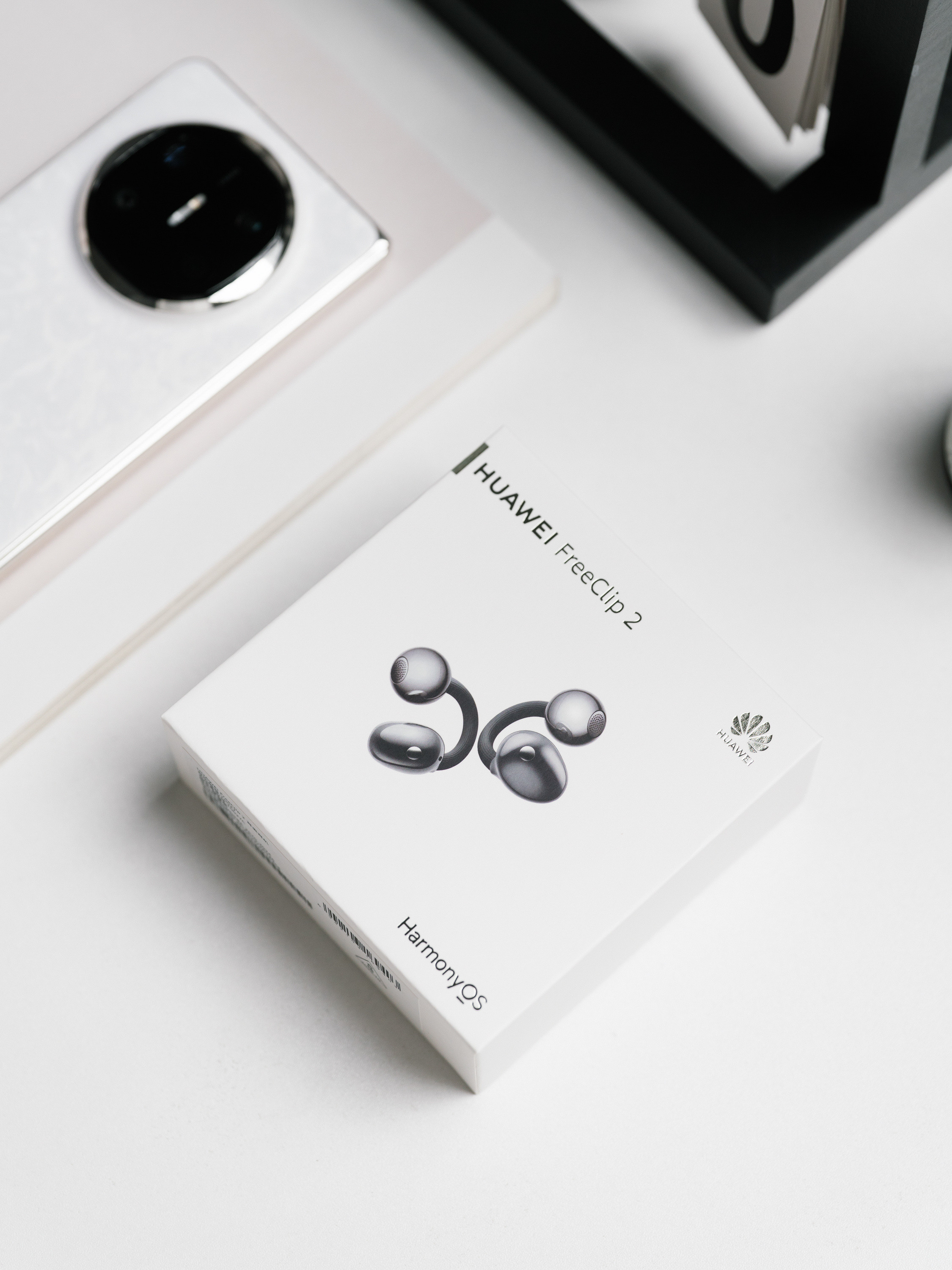 「桌面开箱」华为FreeClip2耳夹耳机。小巧是真的小巧，是超过预期的小巧，