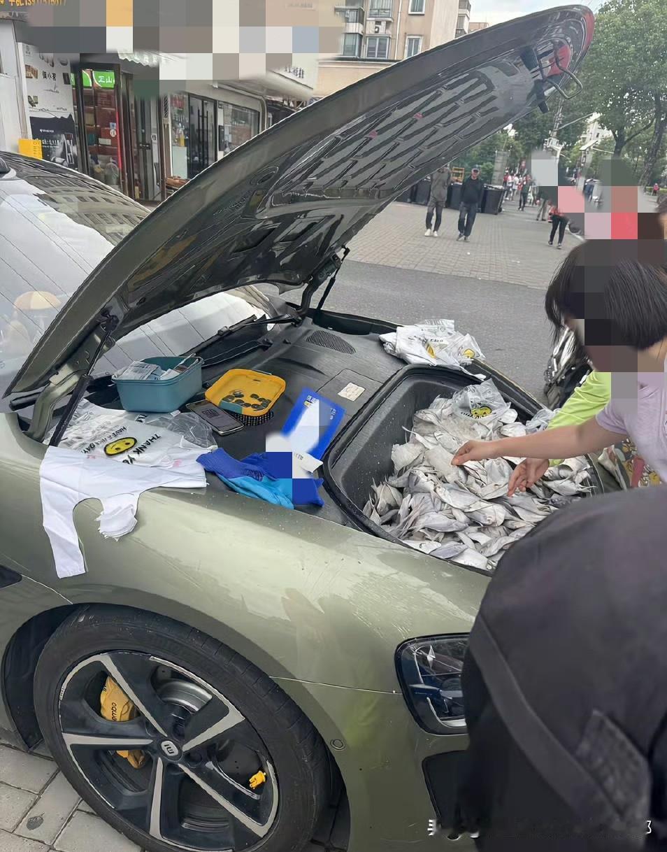 小米车主太会玩了，创意确实大胆，跑车前备箱秒变卖鱼海鲜摊还是第一次见，大妈们抢着