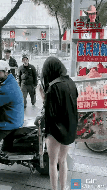 瞧这位摩的大哥，载了一位颜值颇高的女生。平日里不苟言笑的他，此刻笑得嘴角都咧到耳