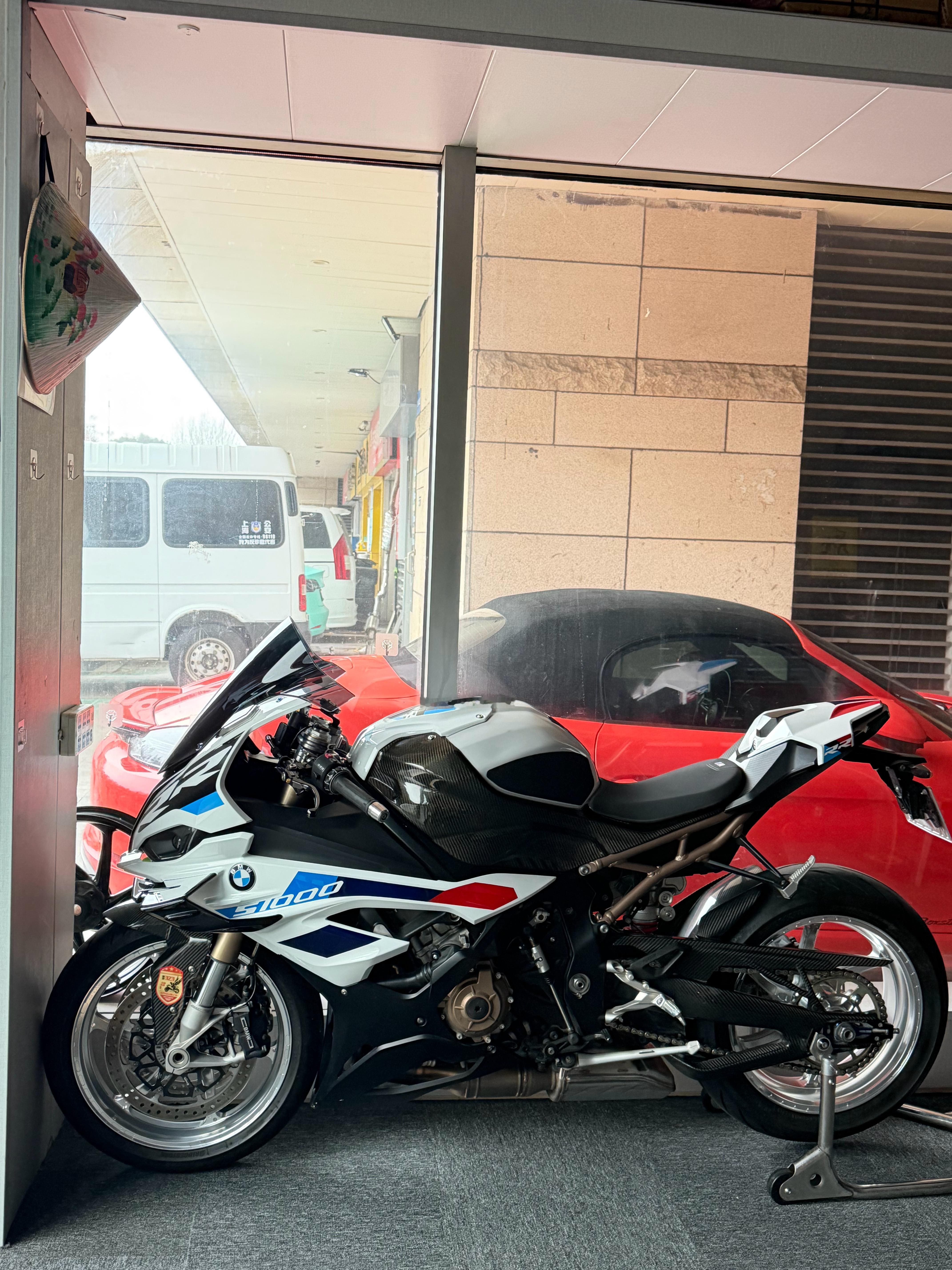 给我的宝马换了一对新鞋碳纤维轮毂用了三年了，不换不行了