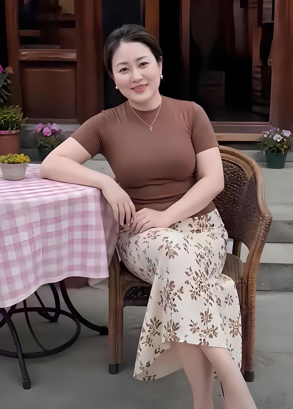 小院里那个穿碎花裙的女人，让我看到了中年最舒服的样子周末去朋友家串门，她家有