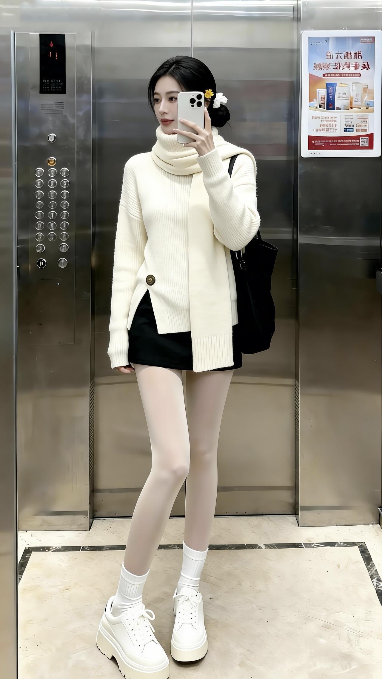 奶白堆堆领毛衣+黑短裙，慵懒版型裹着软乎乎的暖意，再挎黑包点睛，往电梯里一站就是