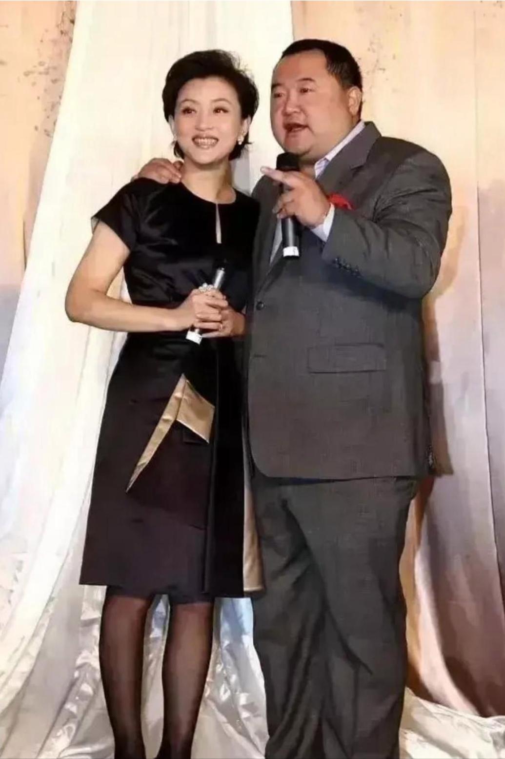 1994年，26岁的杨澜非要和银行上班的丈夫张一兵离婚，转身嫁给了体重200斤，