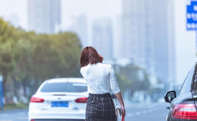 “实在太荒唐了！”8月28日据光明网报道，四川，一女子大清早摸黑去上班，横穿马路