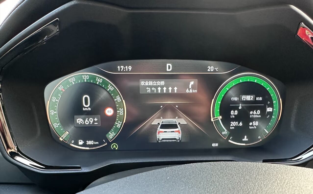 前两天开着我的领克01回了一趟老家一趟路程的话是200多公里，一家三口，而且后