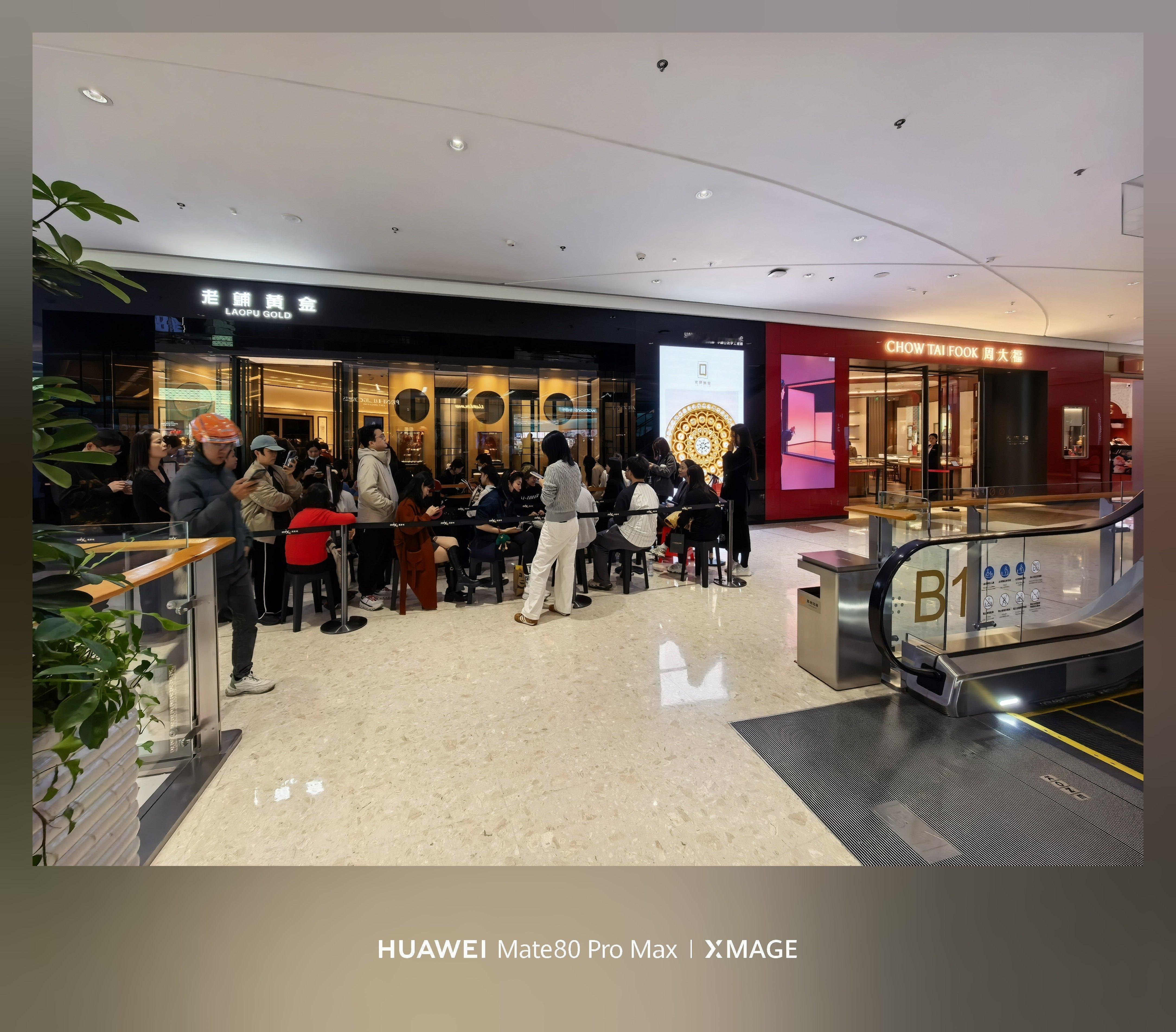 今天是老铺黄金，再次调价前的最后一天，我在老铺门前拍了一张照片。今天排队的人更多