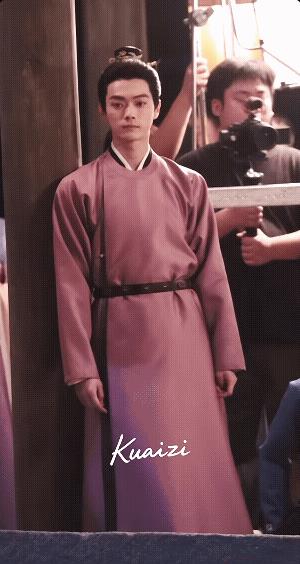 许凯这入戏可真快呀！前一秒还靠在柱子上，处于观望状态，后一秒就一个箭步，直接上去