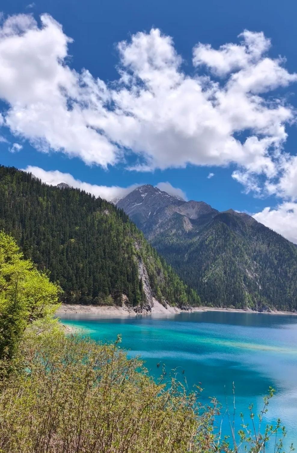 “碧波荡漾，青山环抱，大自然的瑰丽画卷”🌿🏔️💙踏入秋之高山碧波似灵动