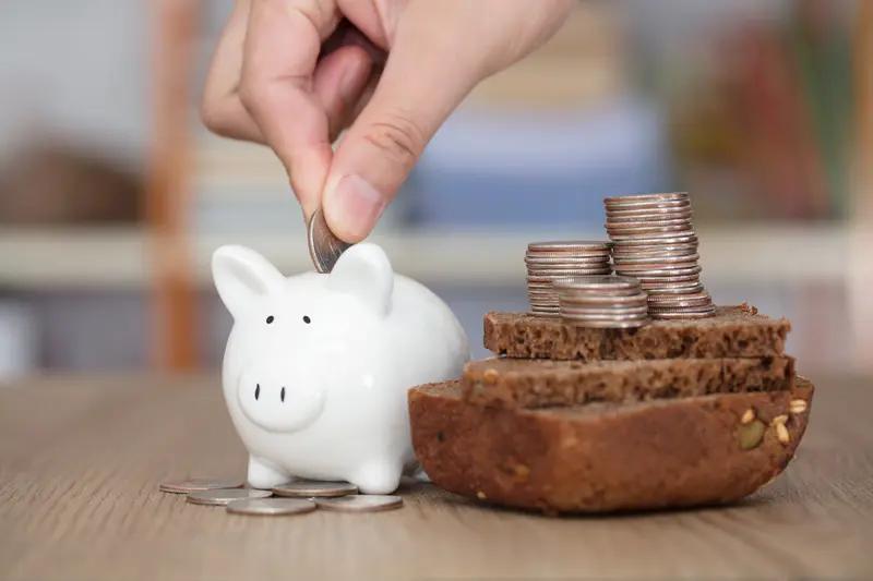 震惊！大学女生晒生活费清单引发热议：父母每月仅给1500元，网友炸锅！“没有公主