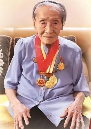 1951年，海南解放后，解放军抓住了一个女匪首，看着凶悍，一审身份惊了众人——她