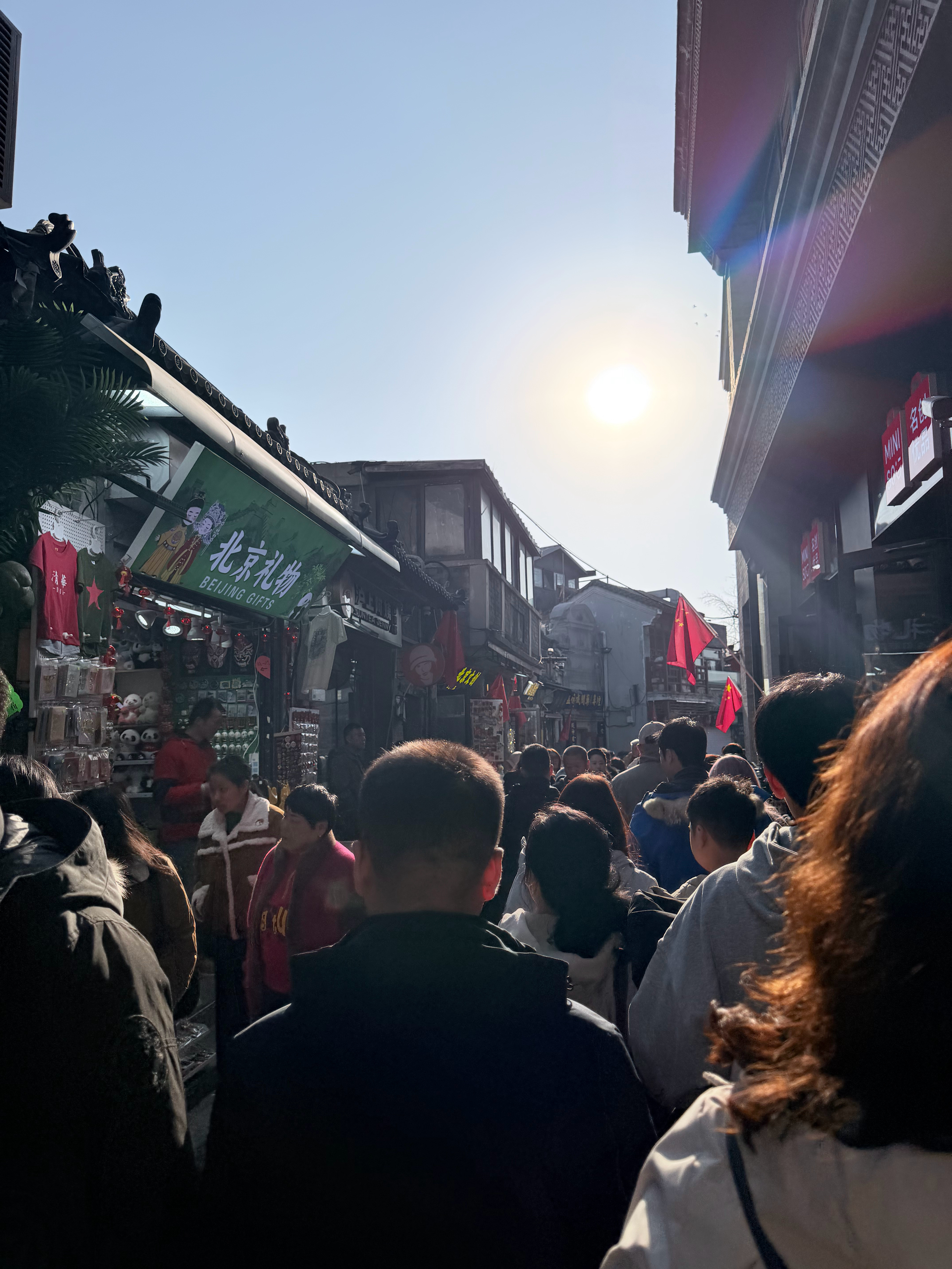 人怎么这么多啊！还有一排排坐路边玩手机的…在家躺着玩儿不好嘛