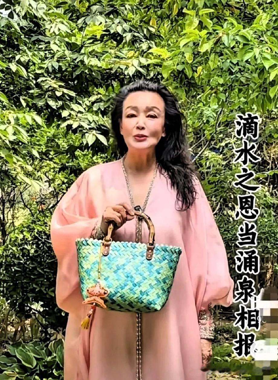 看到汪希玥那个社交账号简介，赫然五个字“妈妈大S”，我就知道，这出戏彻底变味了。