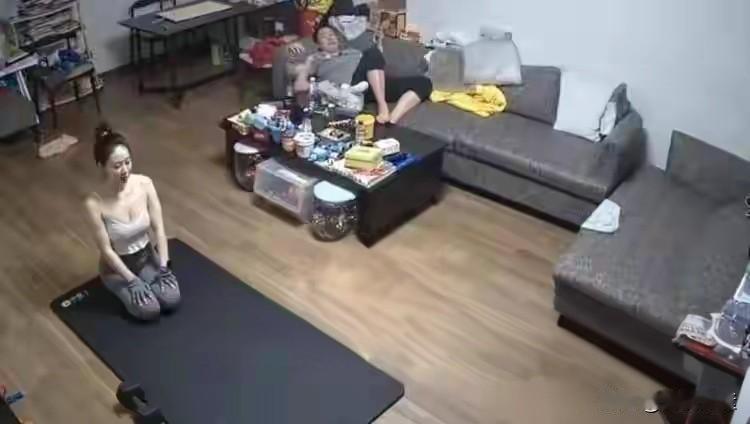 真搞不懂，老婆这么漂亮，他却波澜不惊，心如止水，看都不带看一眼的。很好奇他