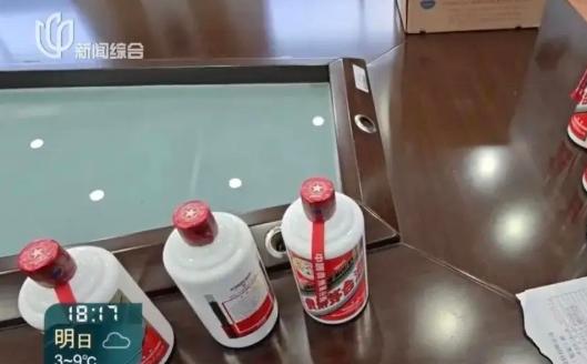 近日，上海，男子自带3瓶上好的茅台宴请亲友，一进包厢就放在了桌子上，开席时，男子