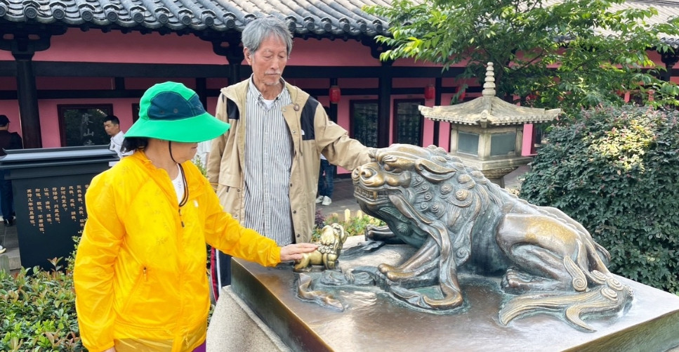 今天去寒山寺了，景区游客不多，枫林桥那边都没啥人，但江南小景一样不缺，我们在亭子