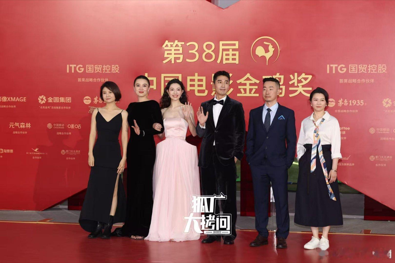 今晚金鸡奖好东西剧组太美好了，钟姐简直又优雅又明艳。也恭喜小叶拿下最佳女配！钟楚