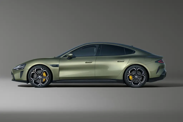 小米SU7最近太火了媳妇有点心动，想问下大家小米SU7霞光紫和橄榄绿哪个颜色更