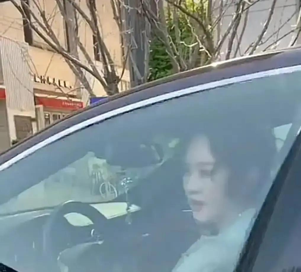 前任刷到我直播，当场砸10万让我闭嘴他冲进镜头那一刻，我手里那碗泡面差点扣