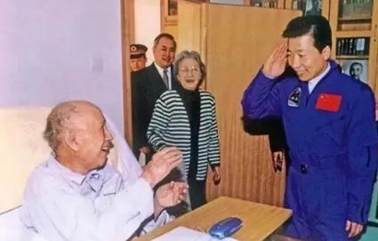 2008年冬，钱学森正在读报纸。突然，他对前来探望自己的儿子钱永刚说：“我想在这