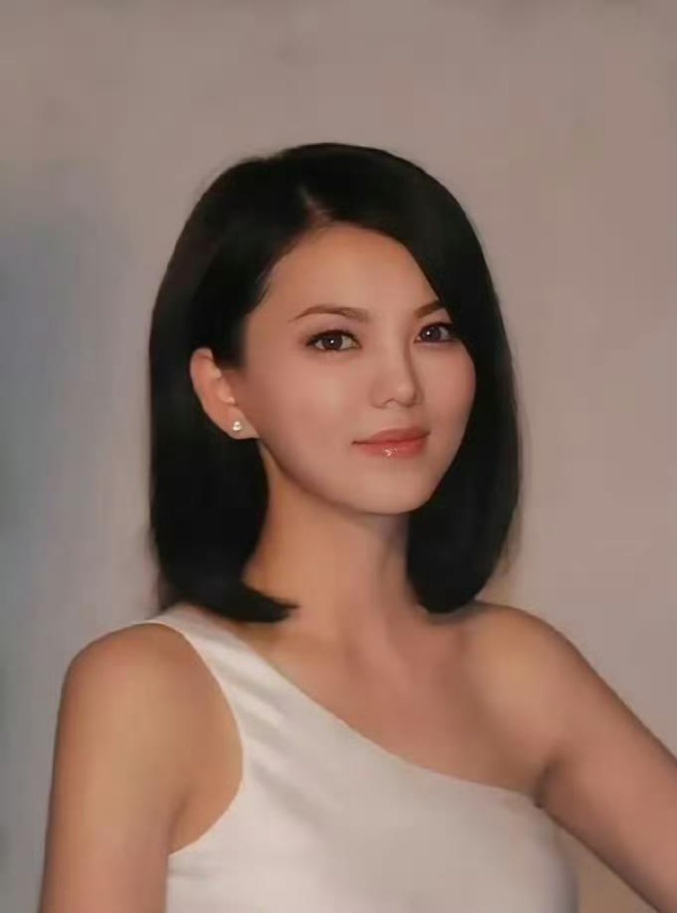 李湘年轻时的颜值不次于女顶流，怪不得王岳伦当年对她一见钟情