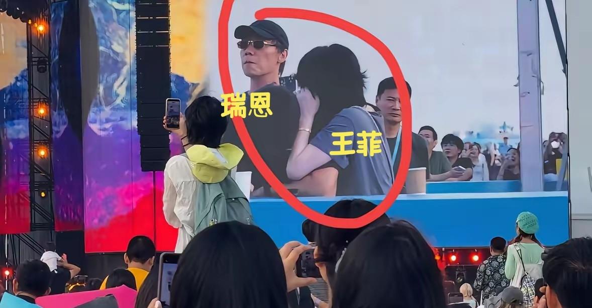 特地去查了一下窦靖童唱歌时王菲抱住的男人，不查不知道，一查吓一跳。​原来，他