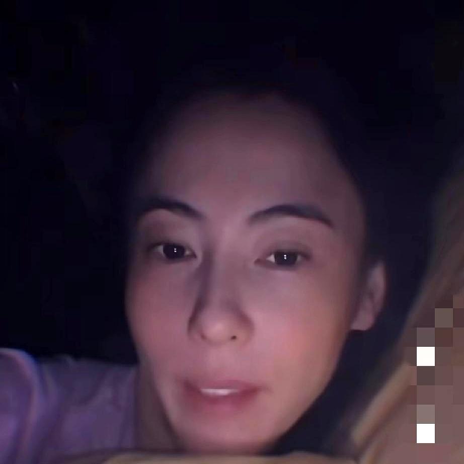 45岁，三个娃，素颜怼镜，细纹一清二楚。张柏芝不遮不掩，直接把“妈味”甩