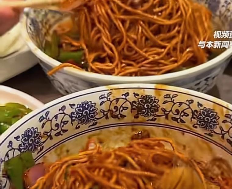 想到江西南昌这家面馆的老板脾气这么大，看到很多游客在浪费餐巾纸，就会非常的生气