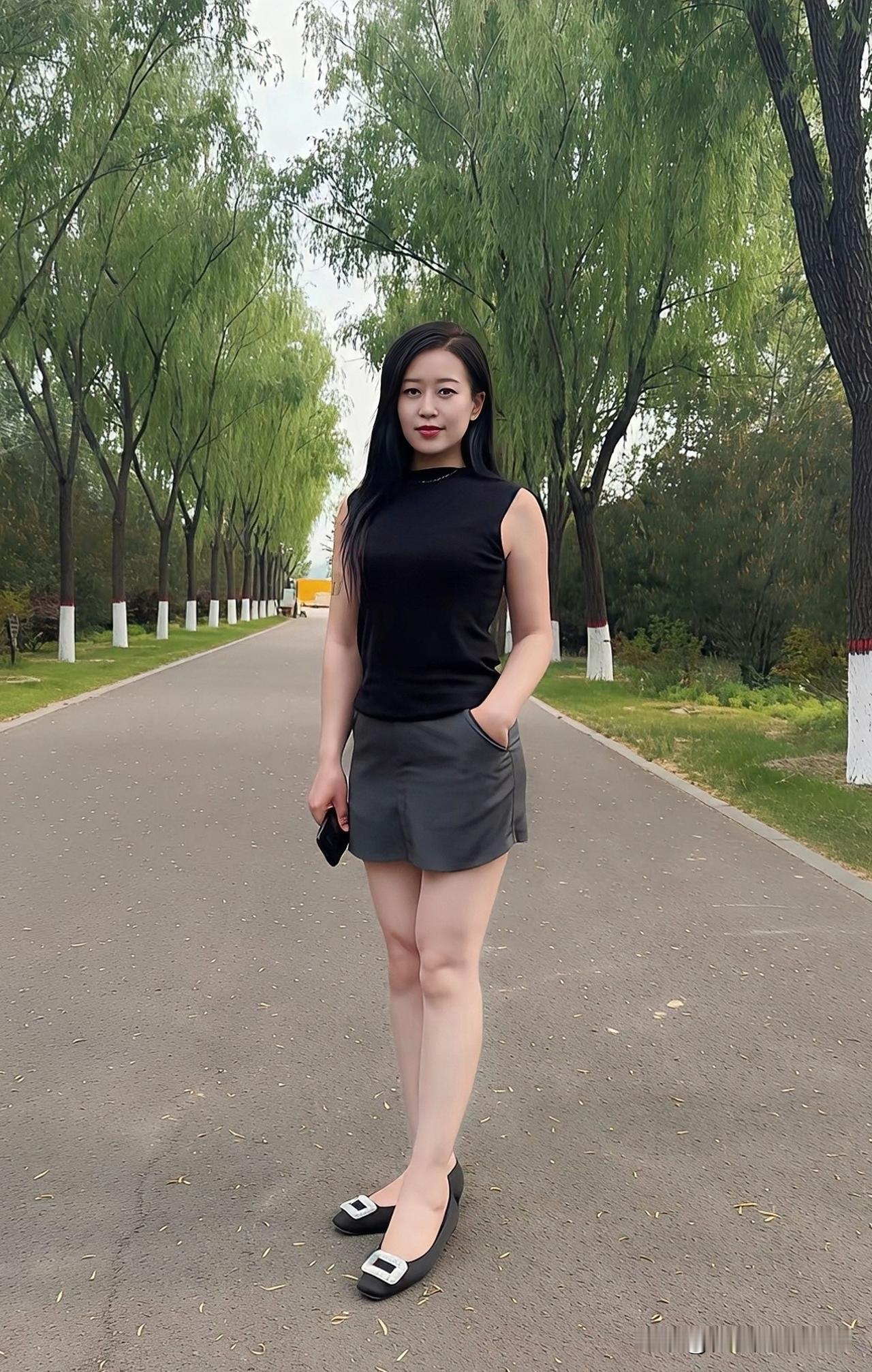 绿树阴中人影长轻纱拂面意自凉