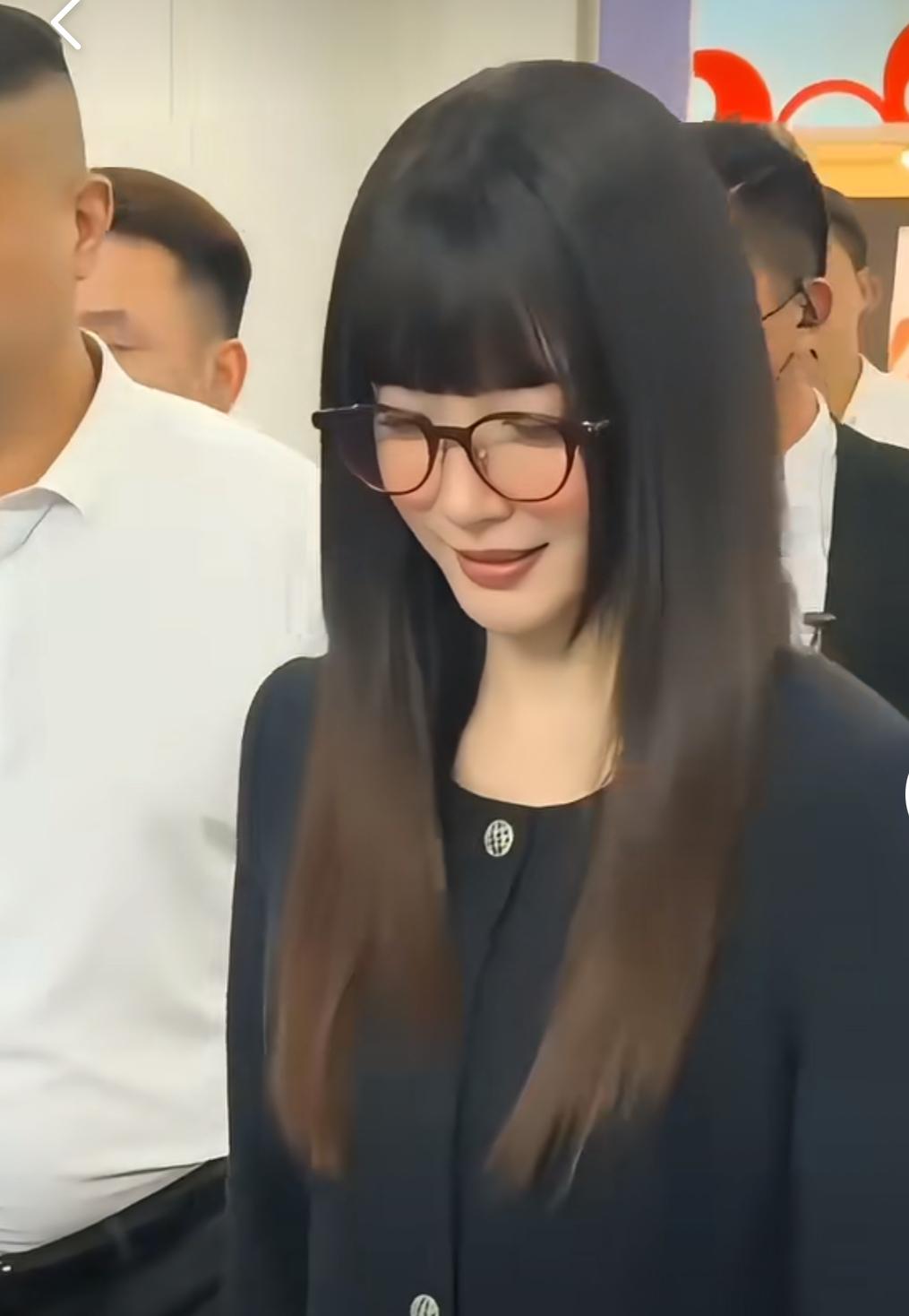 江疏影这波齐刘海造型直接把热搜炸成了大型“认亲现场”，齐刘海加黑框眼镜妥妥的英语