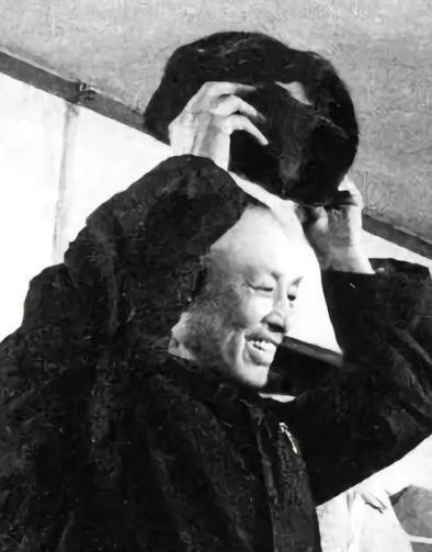 1975年4月25日，北京功德林战犯管理所，65岁的周养浩拎着简单的行李走出大门