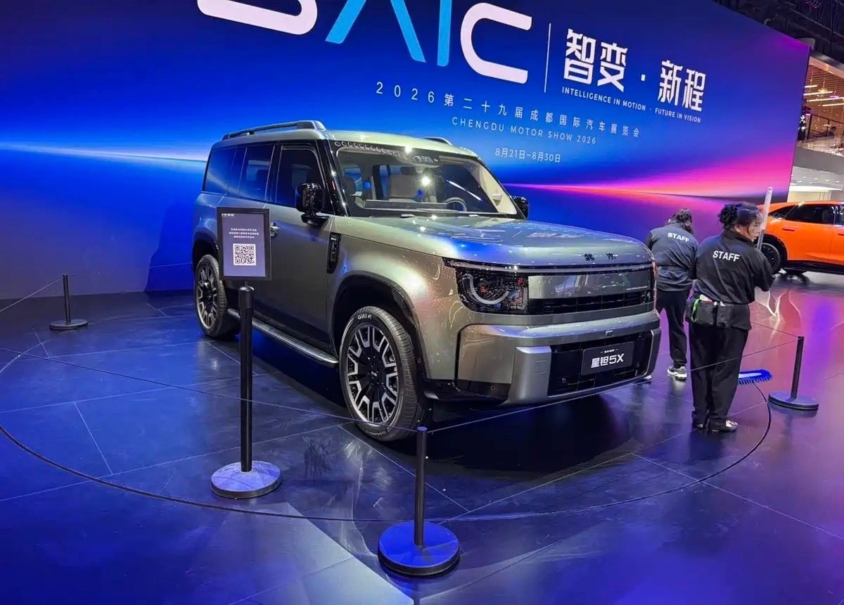 路虎卫士模仿赛的第一名来了！在所有"祖国版卫士"中，要么形似，要么神似。这次倒好，北汽来了个大的，形
